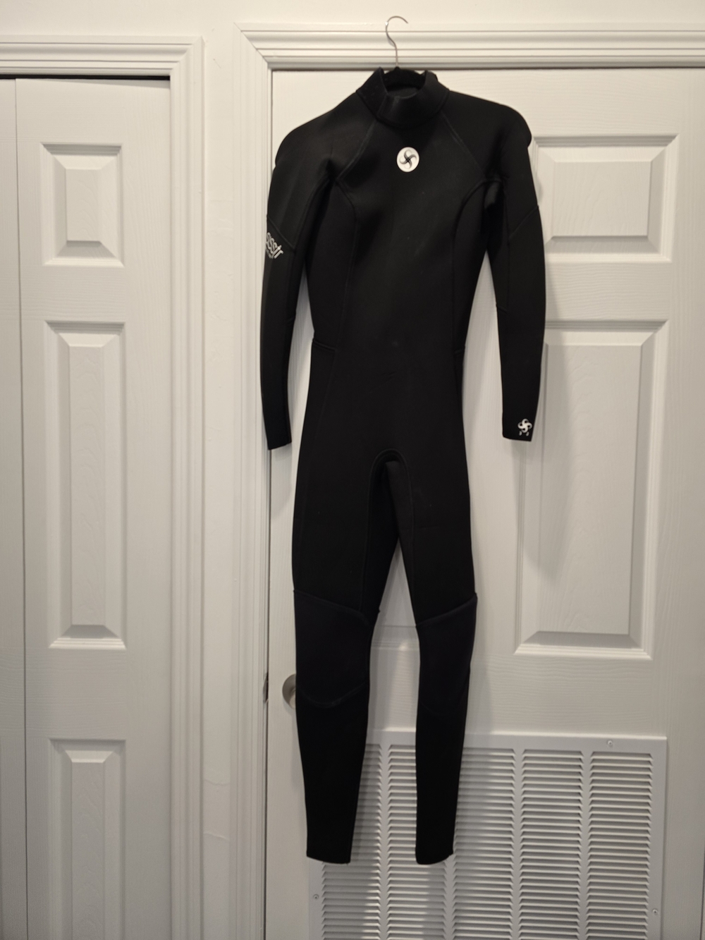 Aqua Women’s Full-Body Black Wetsuit with Pink Pull Tab - Picture 3 of 6